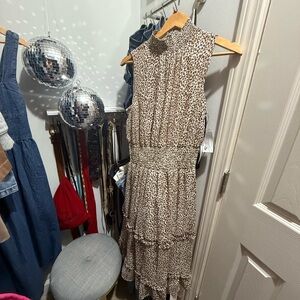 Chic Leopard Print Sleeveless Midi Dress